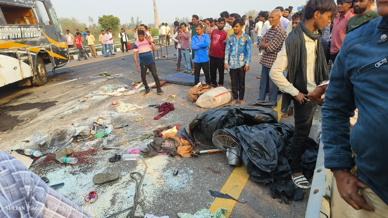 Lucknow: Tragic accident on Purvanchal Expressway, bus lost control and overturned