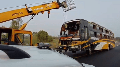 Purvanchal Expressway Road Accident: high speed bus overturned in Gosaiganj Lucknow News in Hindi