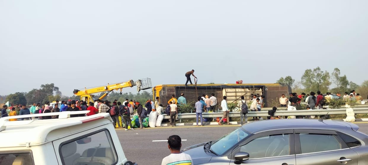 Lucknow: Tragic accident on Purvanchal Expressway, bus lost control and overturned