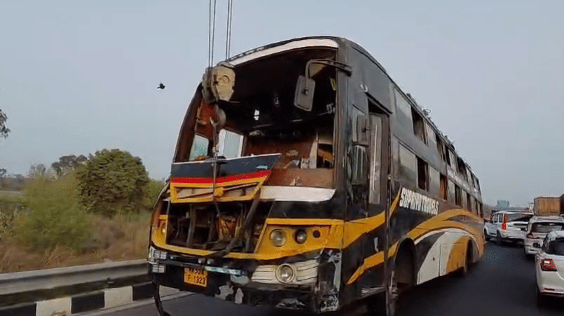 Lucknow: Tragic accident on Purvanchal Expressway, bus lost control and overturned