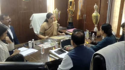 Deoria DM reprimands BSA, investigation underway into teacher suicide case