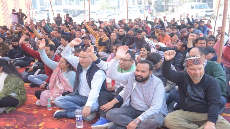 Dehradun: शिक्षा निदेशक से मारपीट मामला; विधायक के खेद जताने के बाद शिक्षकों-कर्मचारियों का धरना स्थगित