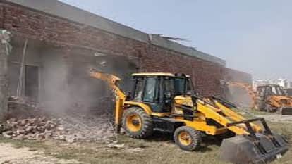 The house of a businessman who went abroad was demolished.