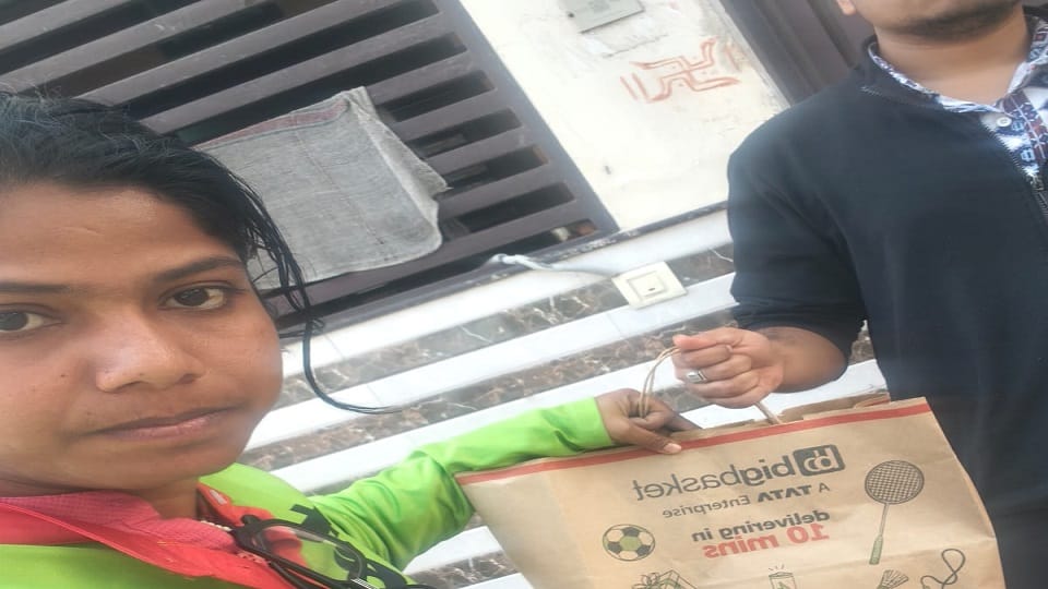 Aarti Becomes First Female Gig Worker Breaks Stereotype with Doorstep Ration Deliveries\
