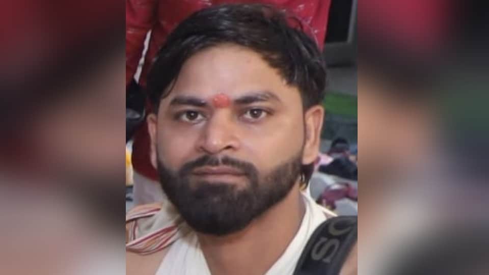 आदर्श तिवारी की फाइल फोटो।