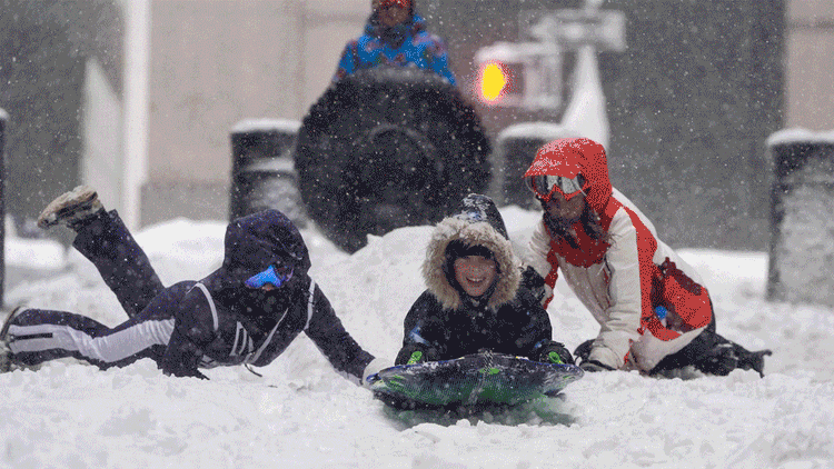 US Snowstorm: अमेरिका में बर्फीले तूफान का कहर, 10,000 से अधिक उड़ानें रद्द; कई राज्यों में आपातकाल घोषित