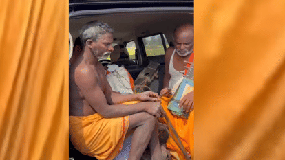 Ayodhya: Muslim youths, dressed in saffron clothes and singing hymns on a sarangi, were begging for alms.