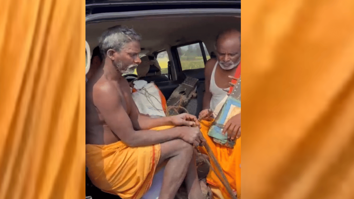 Ayodhya: Muslim youths, dressed in saffron clothes and singing hymns on a sarangi, were begging for alms.