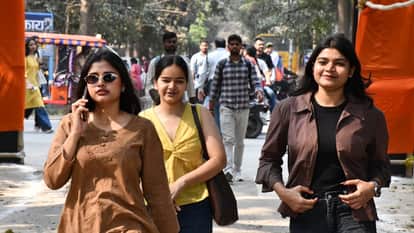 बीएचयू कैंपस में जाती छात्राएं।