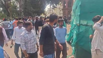 situation in dilapidated baradari area of LU once again heated up with police trying to pacify ABVP students