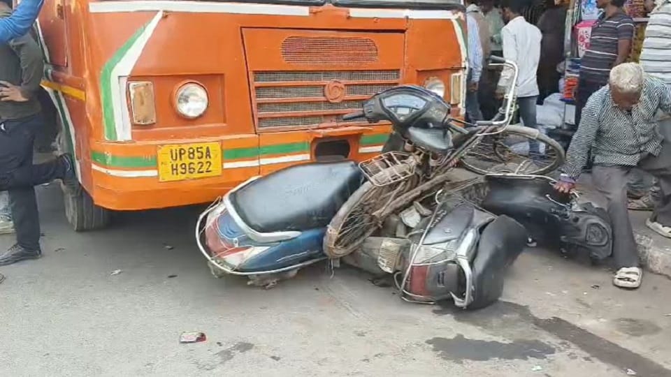 uncontrolled bus hit several vehicles at Kheria mod in agra