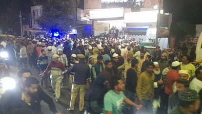 UP: मेरठ में कपड़ा कारोबारी के मकान में लगी भीषण आग, महिला और उसके तीन बच्चों समेत छह की जलकर मौत UP: Massive fire broke out in a house in Lisadigate, Meerut, six including a woman and her three children died