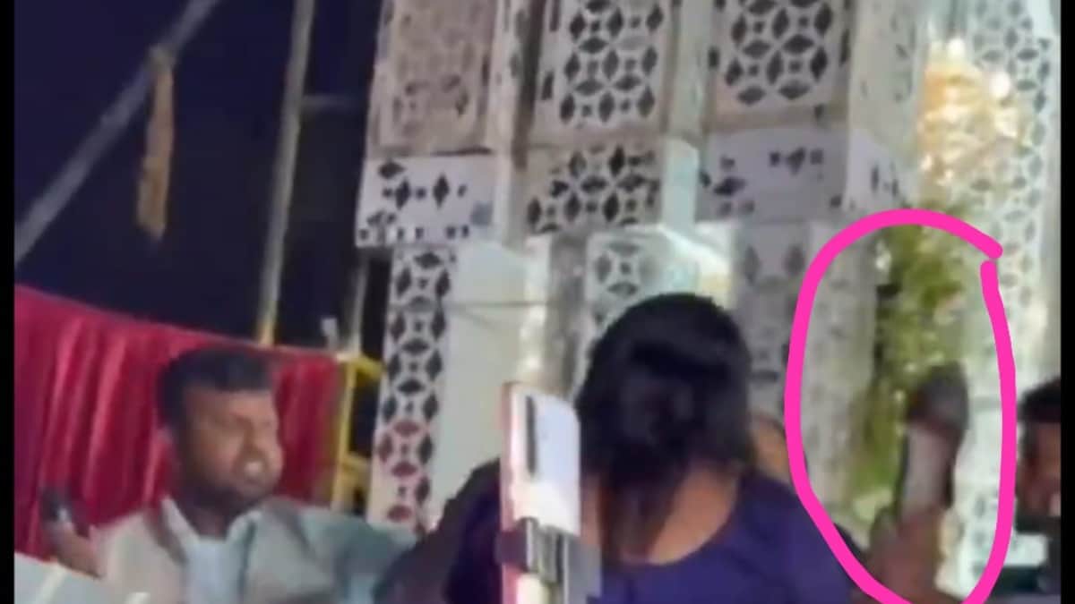 एंकर पर नाराज़गी जताते हुए सैंडल फेंकने का वीडियो वायरल