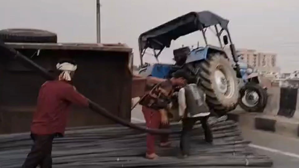 Kanpur: tire burst caused a tractor to overturn on the Ramadevi flyover, causing a traffic jam