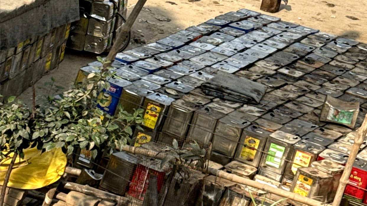 In Gorakhpur, traders are making fake palm oil by mixing chemical essence in palm oil.
