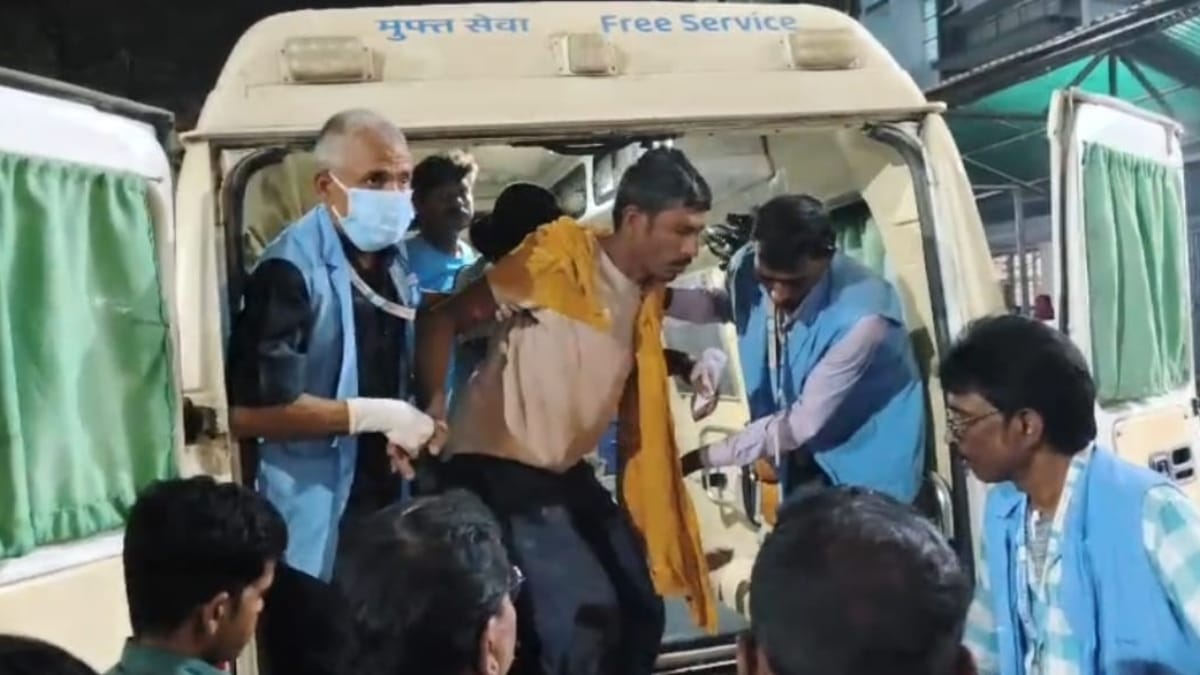 घायलों का इलाज के लिए ले जाते हुए