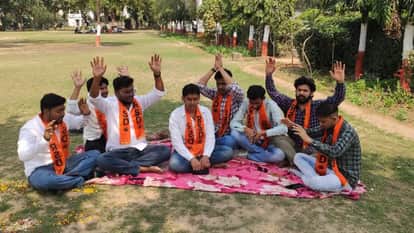 situation in dilapidated baradari area of LU once again heated up with police trying to pacify ABVP students