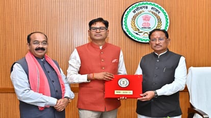 Cg Budget:विधानसभा में बजट पेश करने से पहले मुख्यमंत्री से मिले वित्त  मंत्री ओपी चौधरी, साय ने दी शुभकामनाएं - Finance Minister Op Chaudhary Met  The Cm Before Presenting ...