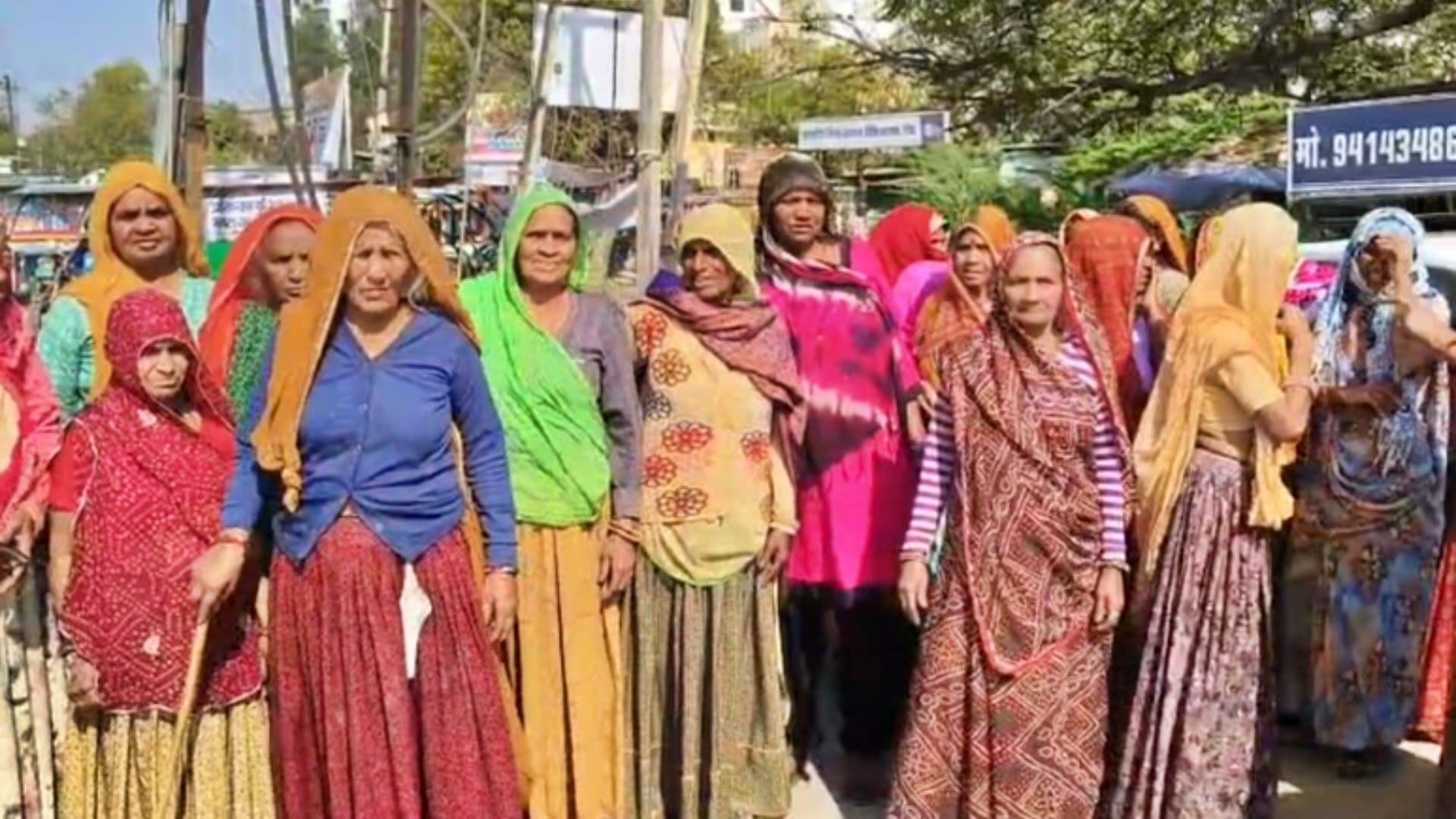 कंबल न मिलने पर निराश लौटीं महिलाएं