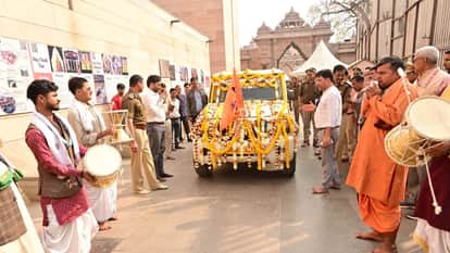 Abir-flowers clothes and toys sent for Krishna from Kashi Vishwanath dham in Varanasi