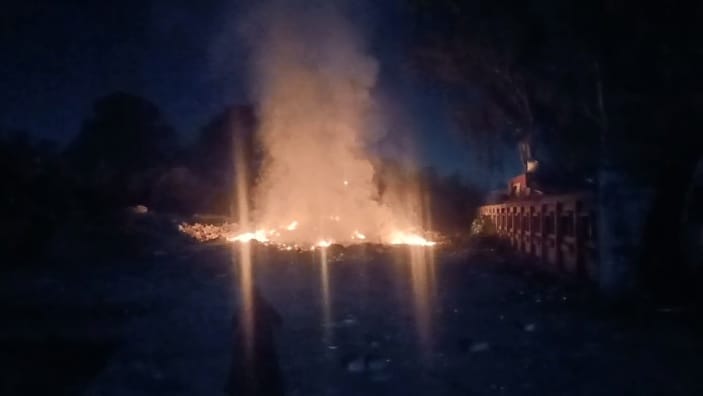 Farrukhabad Bio waste burned in front of OPD at Lohia Hospital smoke debilitating patients officials unaware
