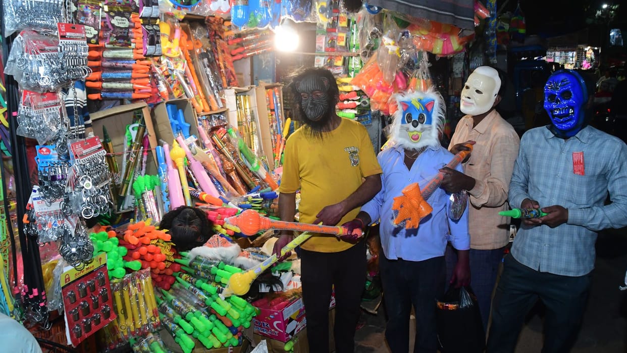 Holi 2026 Kashi herbal with 100 quintals of cold color arrives from Hathras in varanasi