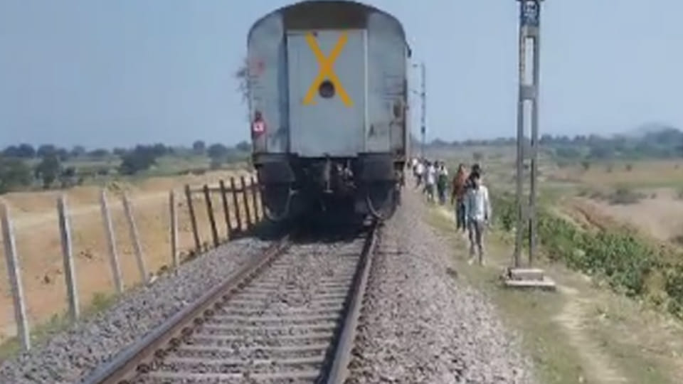 Chitrakoot: miscreant snatched a mobile phone from a moving train, injuring a student
