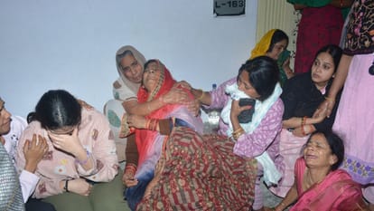 UP: बहन को चार दिन तक घर में रखा बंद, पिता के टुकड़े कर लगाता रहा ठिकाने; नीले 'ड्रम कांड' की इनसाइड स्टोरी Lucknow murder Sister kept locked in house for 4 days son hacked father to pieces and tried to dispose of him