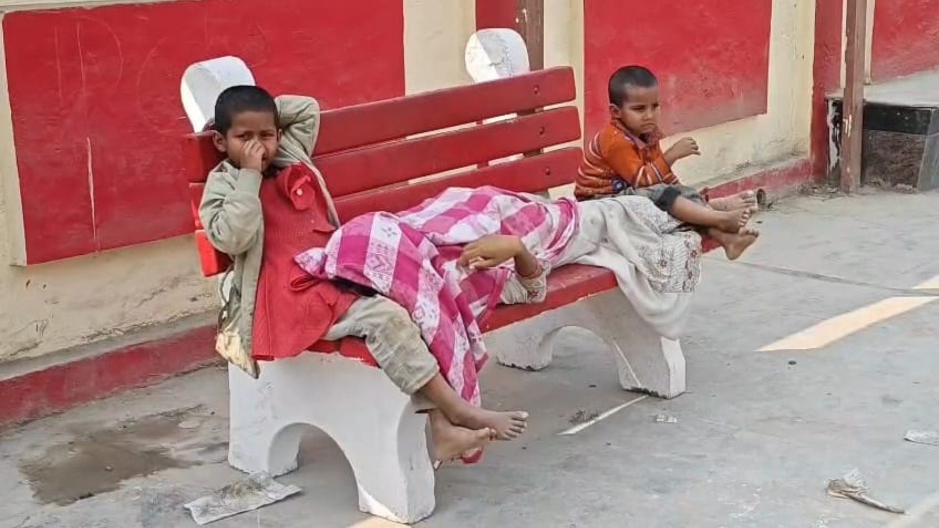 मां के शव के साथ बच्चियां