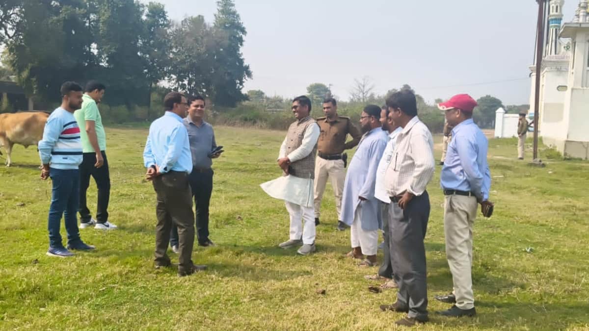 मौके पर मौजूद अधिकारी