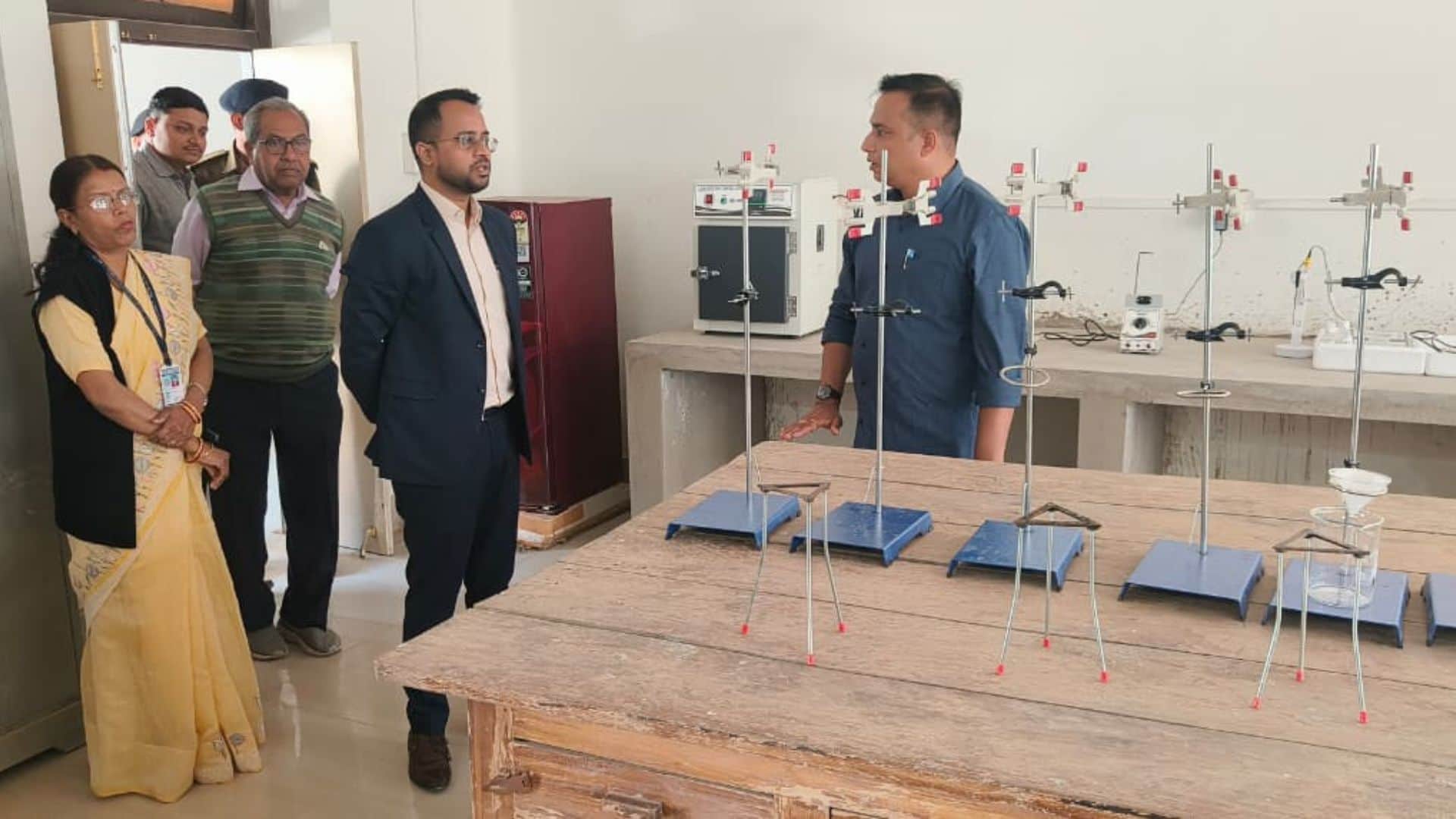 स्कूल की जांच करते जिलाधिकारी