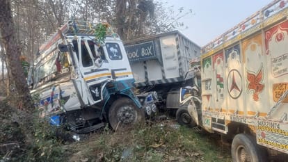 UP: Horrific road accident in Muzaffarnagar, two elderly people died, 21 injured in truck-pickup collision