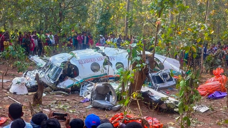 Air Ambulance Crash: 'विमान में कोई दोष नहीं', रेडबर्ड एयरवेज ने दी सफाई, कहा-पायलट अनुभवी थे