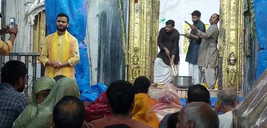 Golden and Silver Pichkaris Drench Devotees as Dwarkadhish Maharaj Celebrates Holi in Mathura