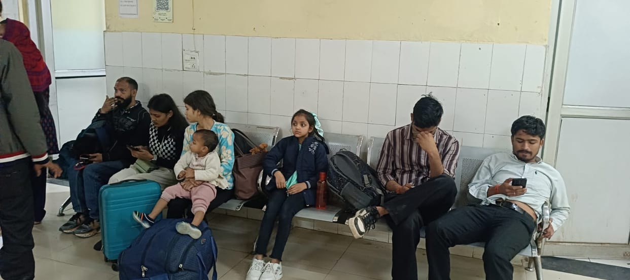 Sleeper Bus Overturns on Agra-Lucknow Expressway, 18 Injured Including a Child