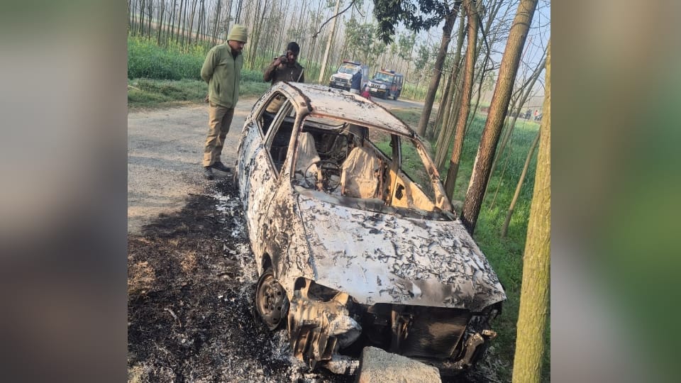 Saharanpur: Burnt body found along with car, slippers were lying nearby, fear of murder