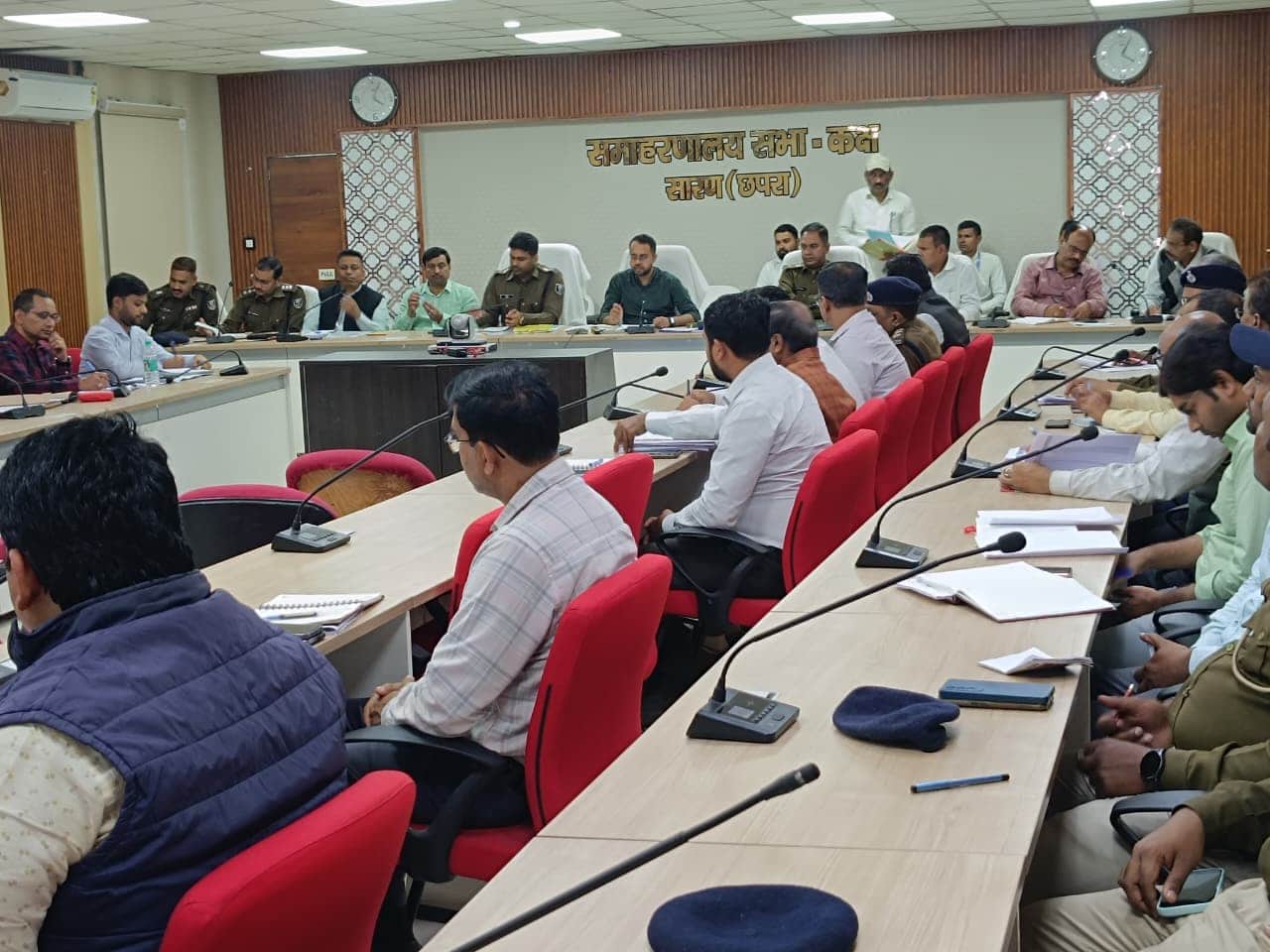 जिला प्रशासन की बैठक के दौरान का चित्र।