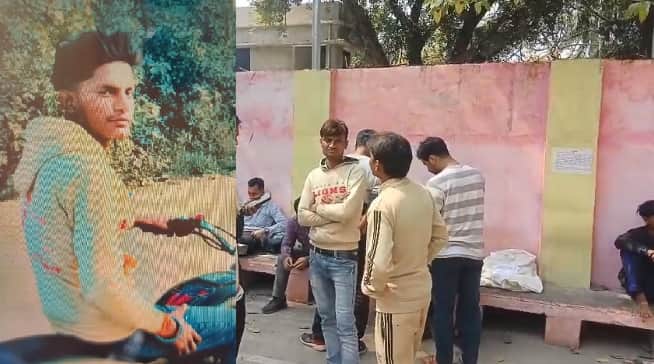 मृतक की फाइल फोटो और पोस्टमार्टम हाउस में परिजन