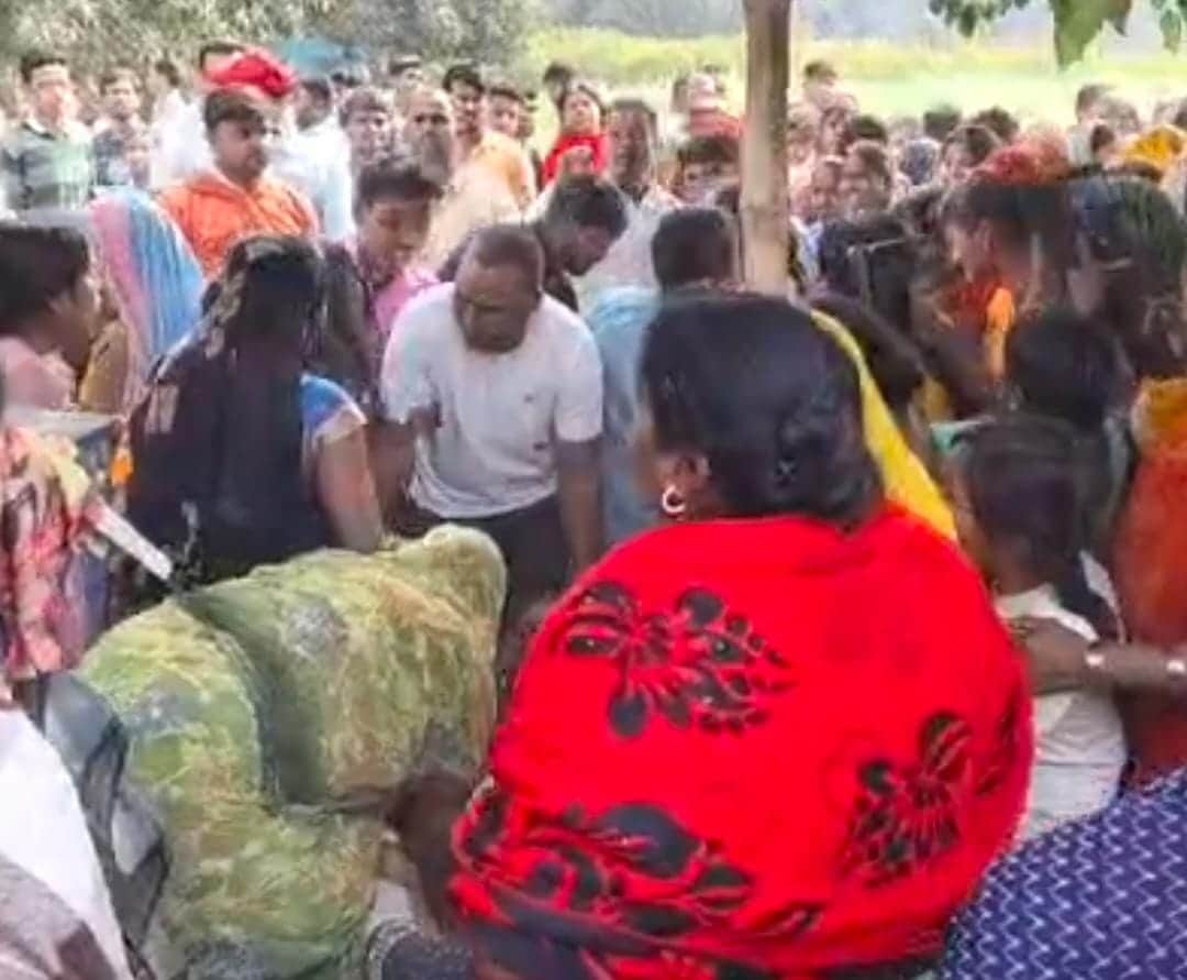 खजूरी तिवारी टोला गांव में मौके पर मौजूद स्थानीय लोग व परिजन।