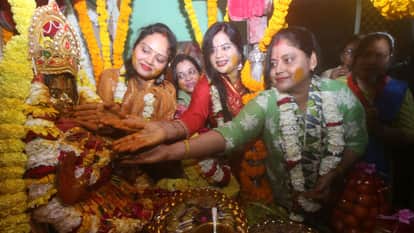 Shiva-Gaura marriage in Varanasi Maa Gauri offered enchanted turmeric along with offerings on 108 plates