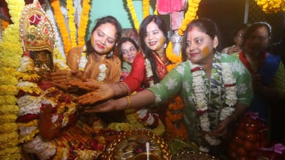 Shiva-Gaura marriage in Varanasi Maa Gauri offered enchanted turmeric along with offerings on 108 plates