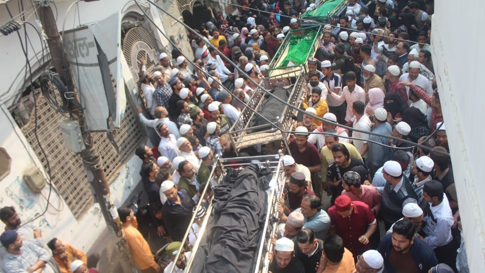 Meerut fire man risked his life to 7 eight lives and Asim suffered burn injuries textile merchant and neighbor