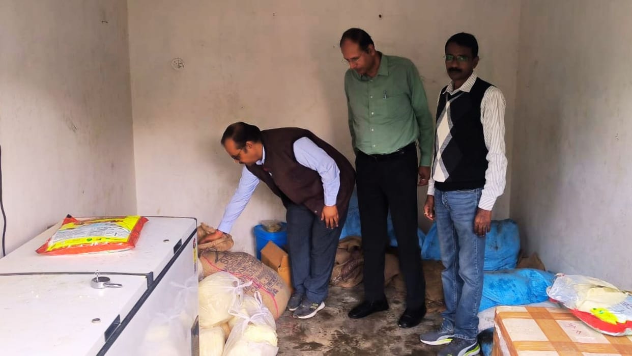 Holi Food Safety Department activated again sniffed and took samples of khoya and paneer in azamgarh