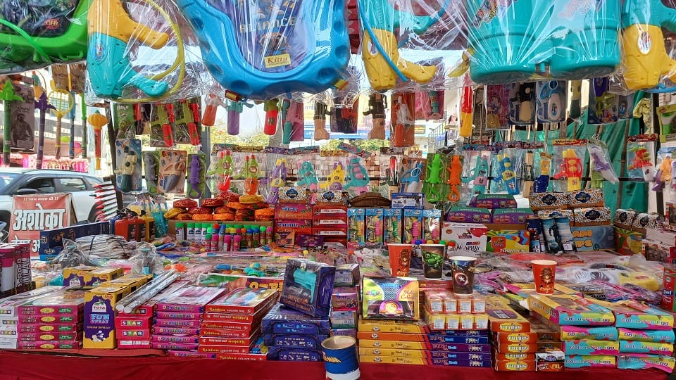 Holi Buzz in Agra: Markets of Luhar Gali and Rawatpada Decked Up with Masks Pichkaris and Gulal Spray Cylinder
