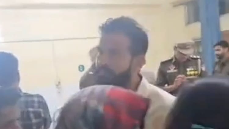 Abohar: कार-बस विवाद में युवती ने बस कर्मियों पर लगाए मारपीट के आरोप, पुलिस ने शुरू की जांच