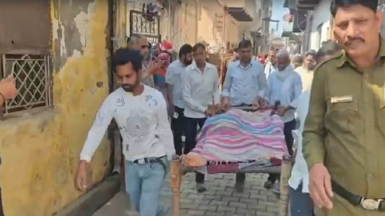 शव को लेकर जाती पुलिस