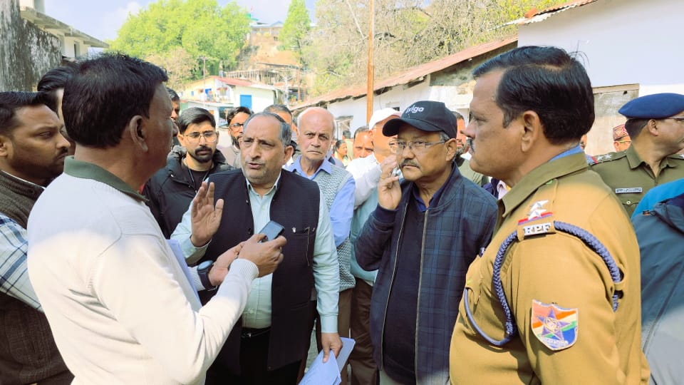 Mussoorie People protested against the Northern Railway team that had come to remove encroachment