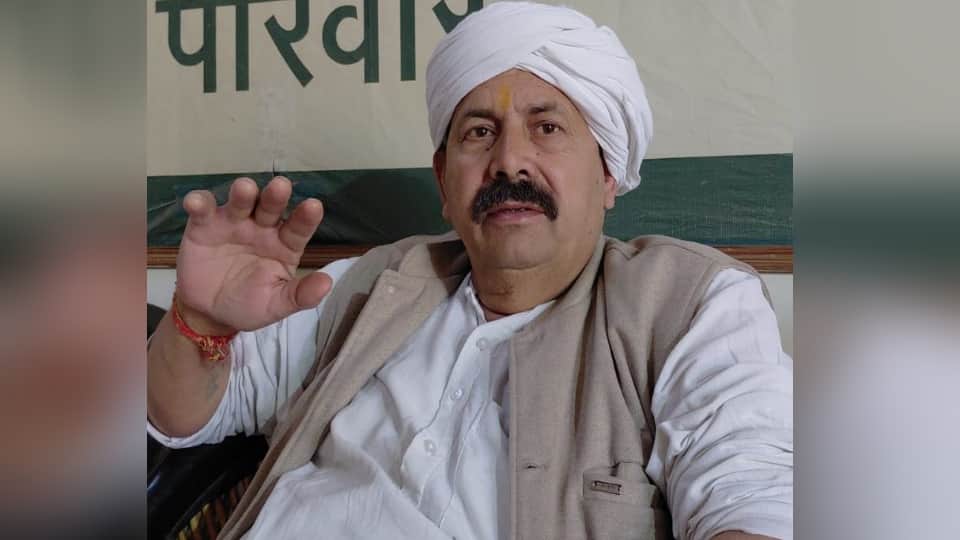 दोघट पहुंचे नरेश टिकैत।