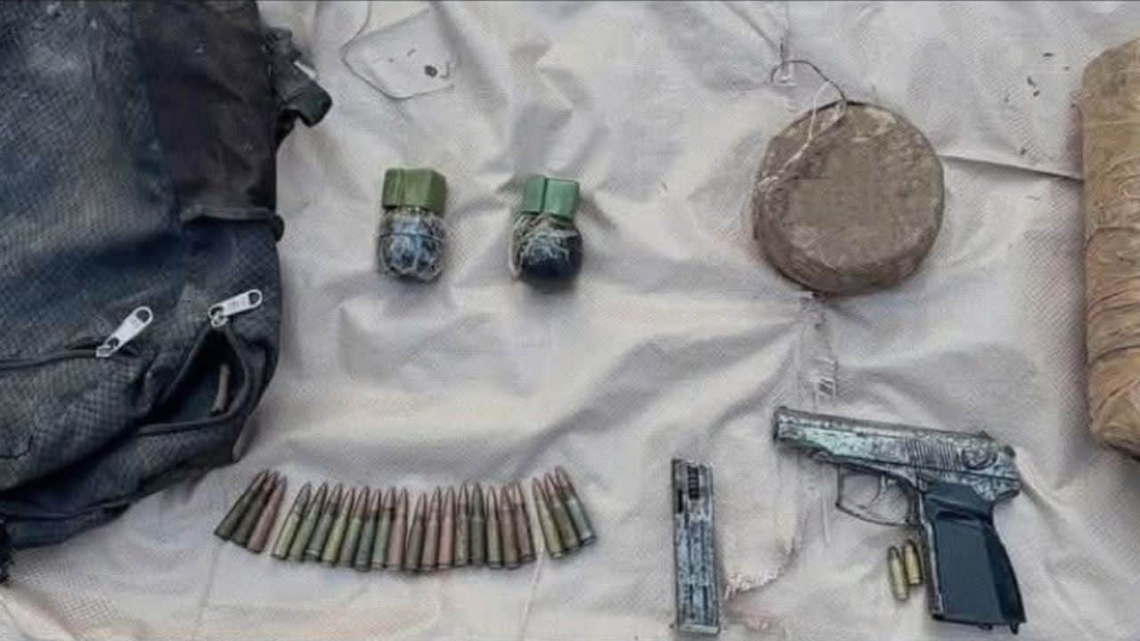 ठिकाने से भारी हथियार और आईईडी बरामद