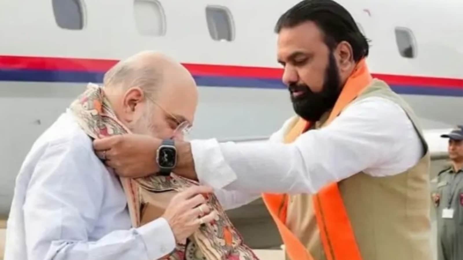 विमान से उतरते केंद्रीय गृह मंत्री अमित शाह अमित शाह स्वागत करते सम्राट चौधरी।